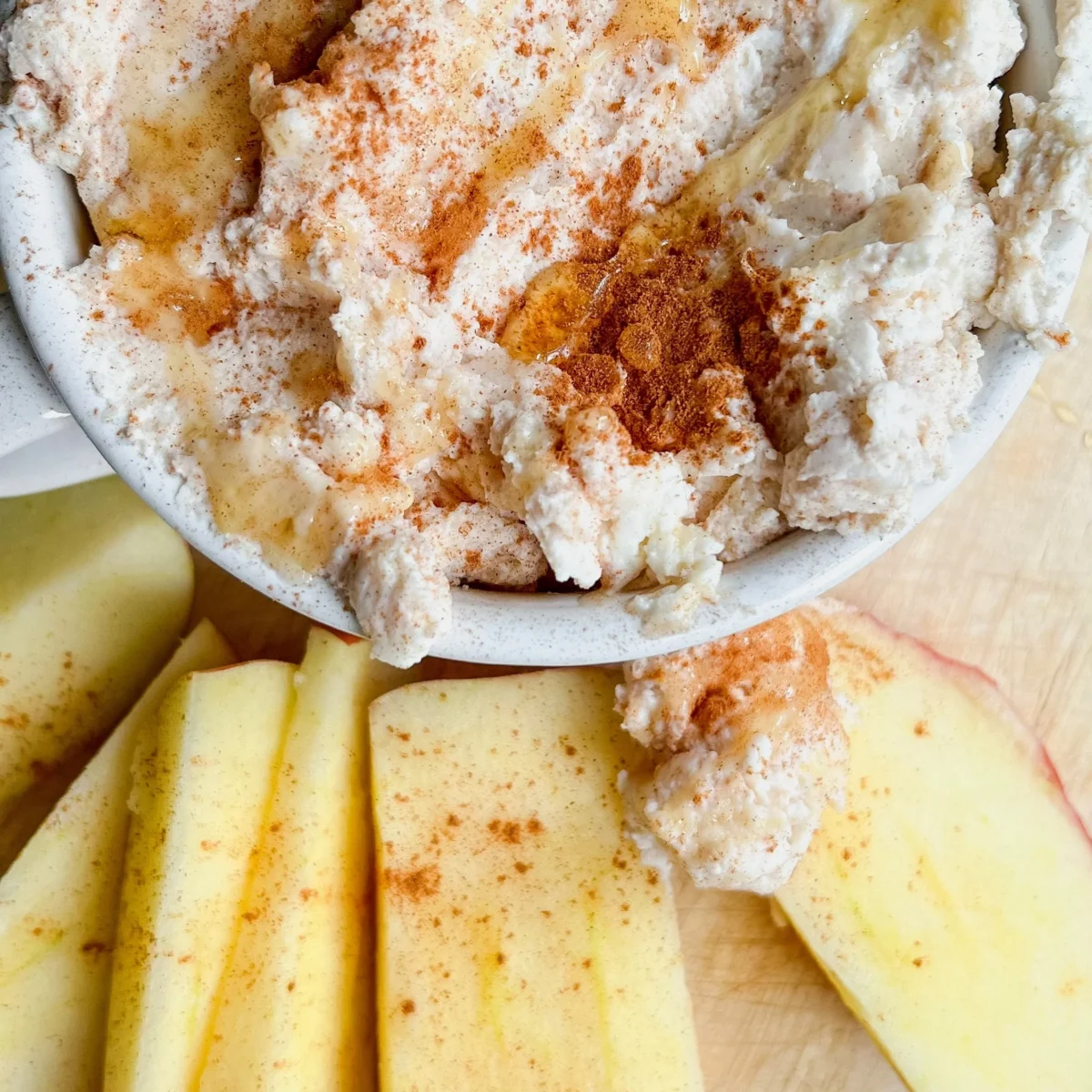Vanilla Cinnamon Greek Yogurt Fruit Dip