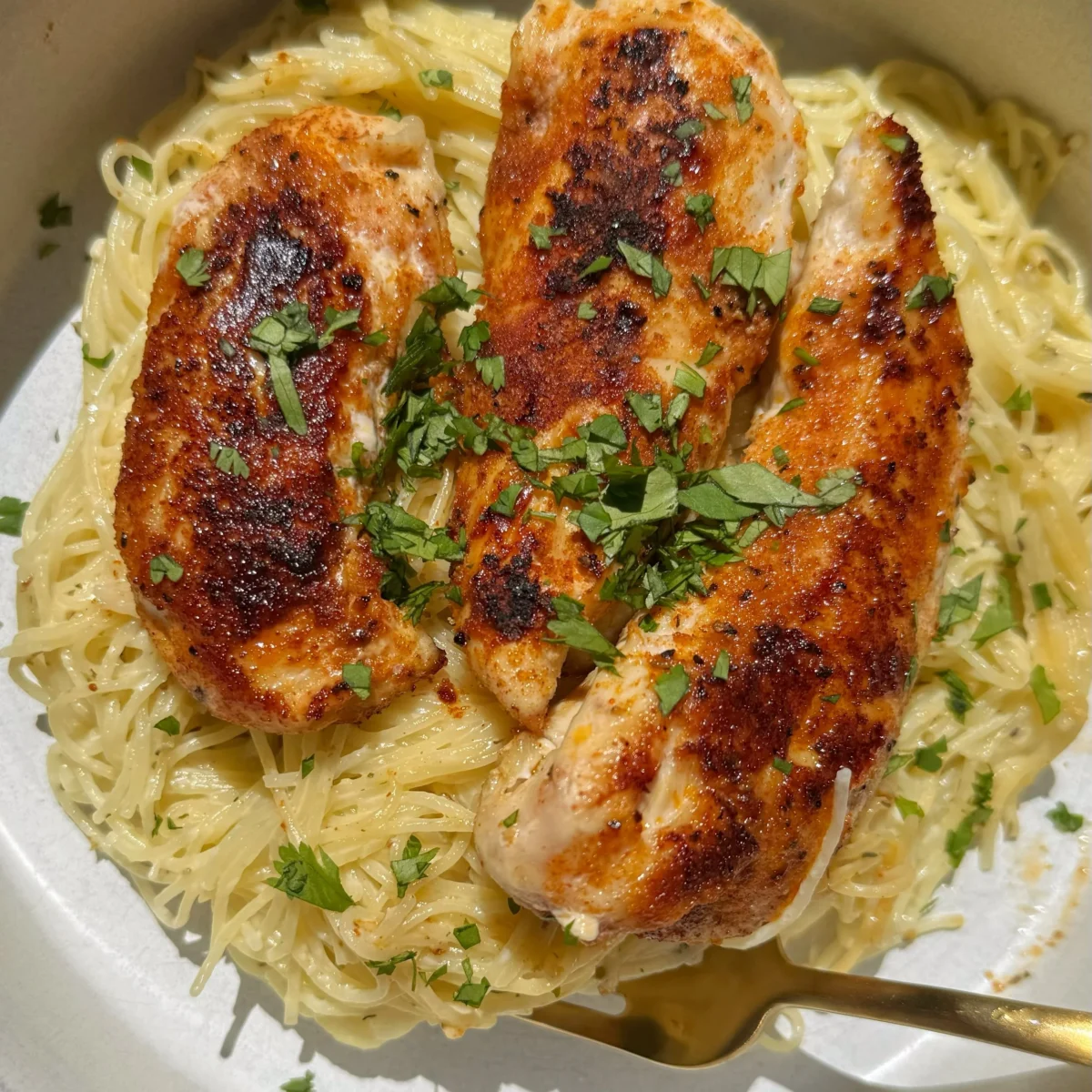 30 Min Creamy Garlic Chicken Pasta