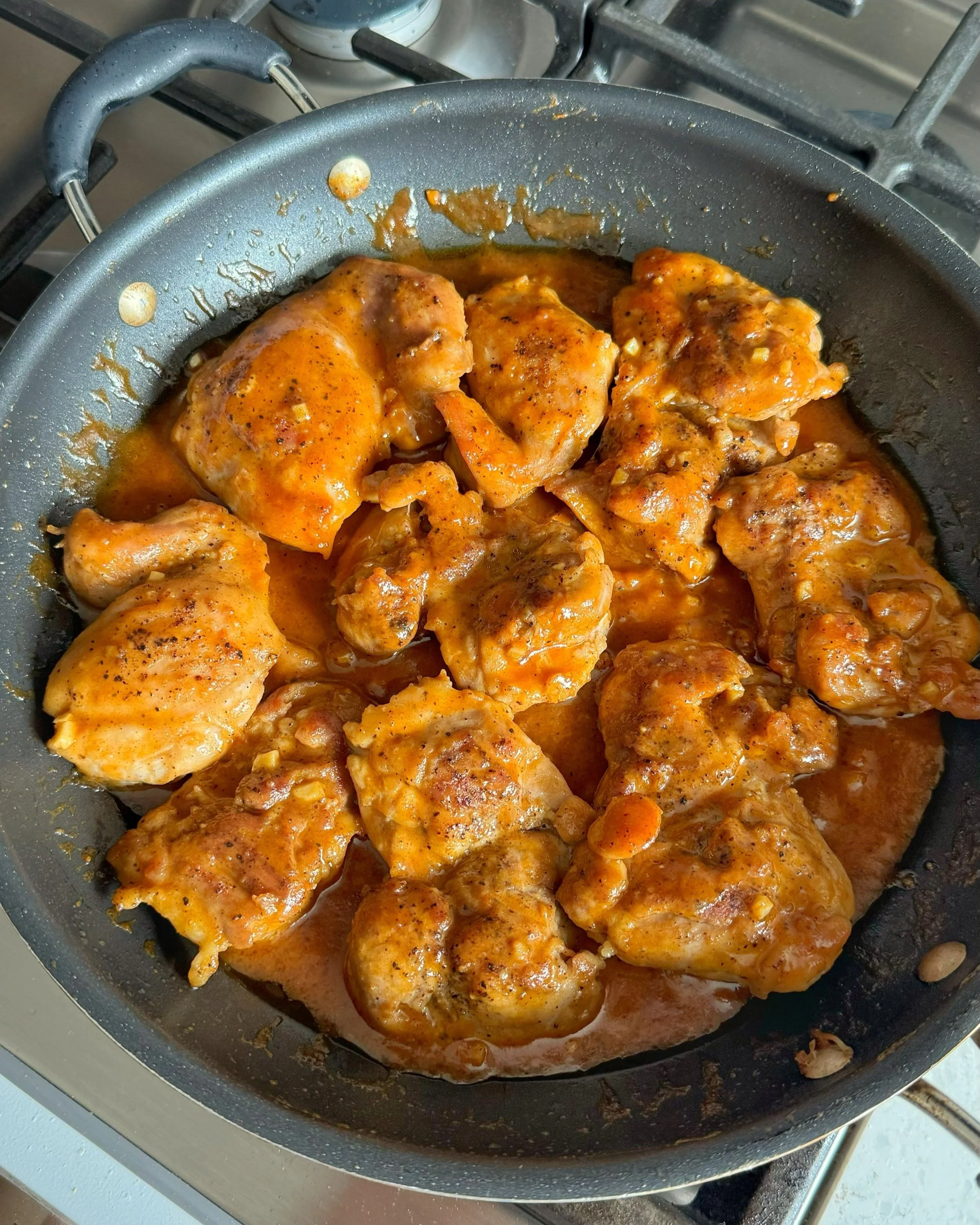 A frying pan with maple mustard chicken in it.